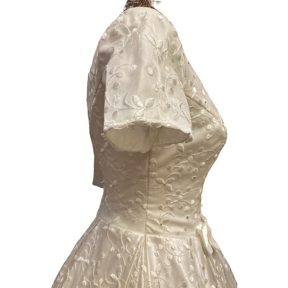 💚🤍NWOT/EMBROIDERED LACE WEDDING DRESS/ #004 - Picture 6 of 17